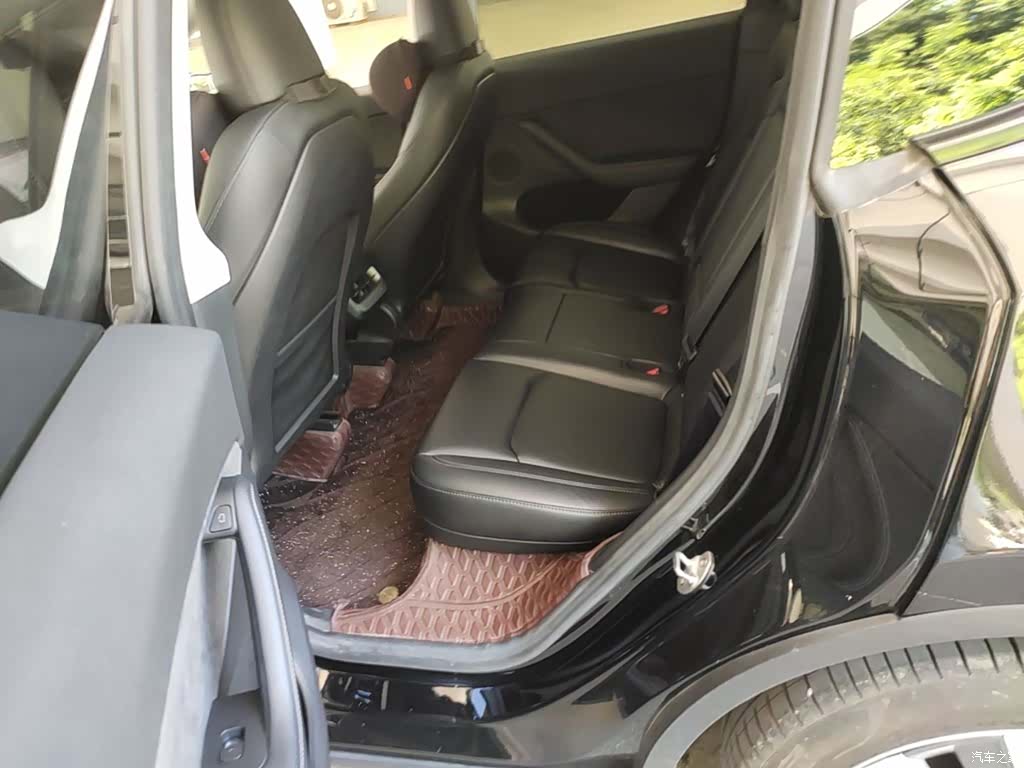Tesla Model Y, 2023 17