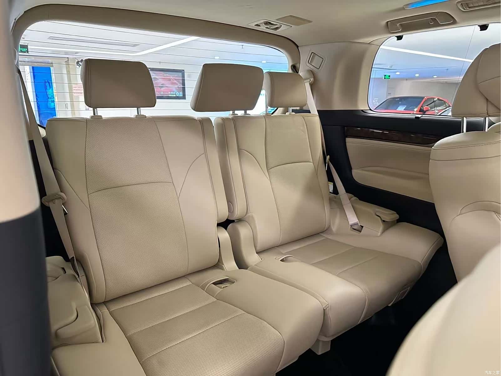Toyota Alphard, 2023 19
