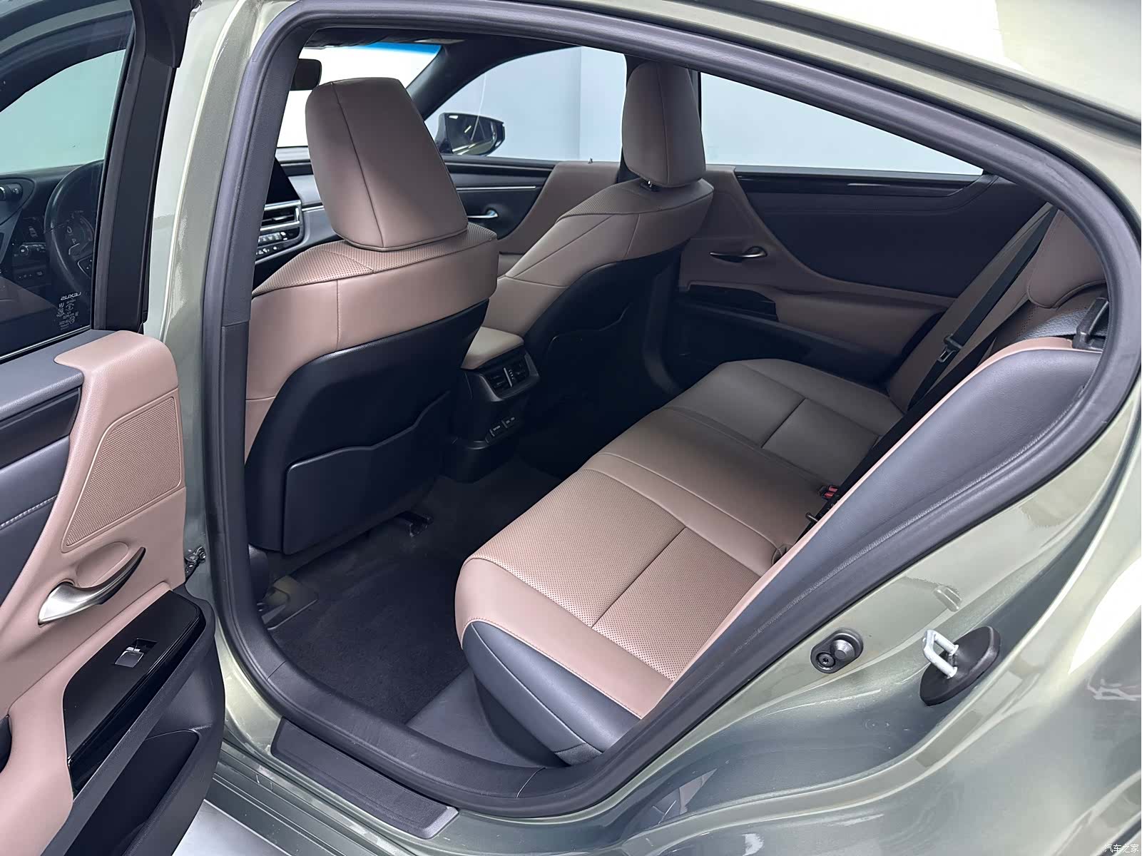 Lexus ES, 2022 7