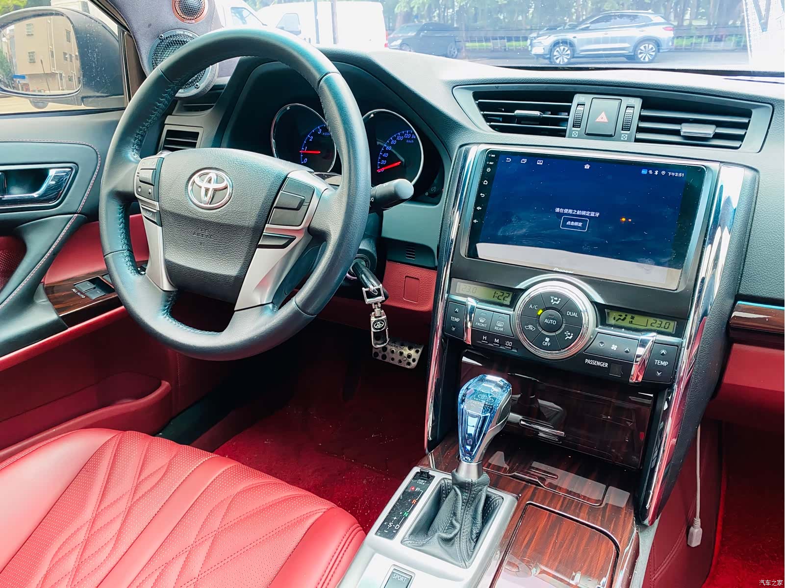 Toyota 2.5V, 2011 13