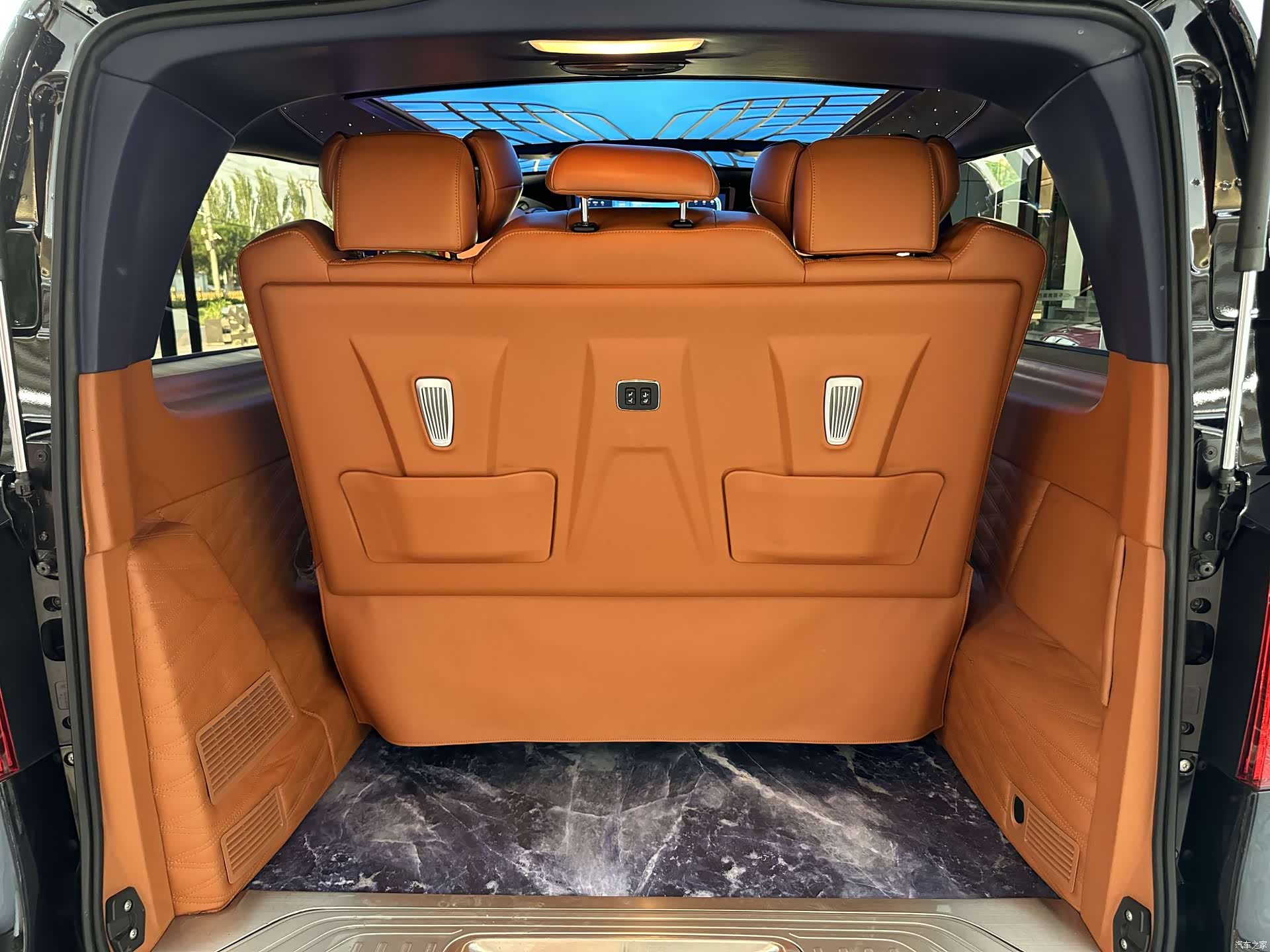 Mercedes-Benz 7, 2023 21