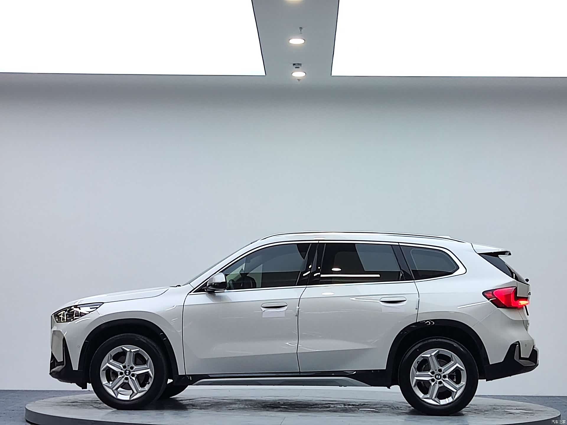 BMW X1, 2023 все фото