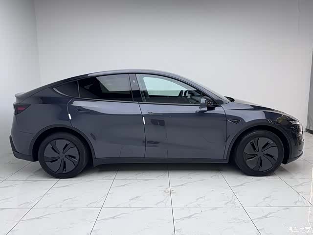 Tesla Model Y, 2025 3