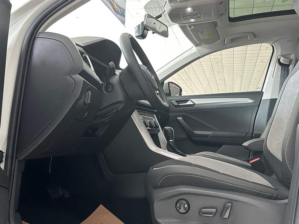 Volkswagen T-ROC exploring Songs