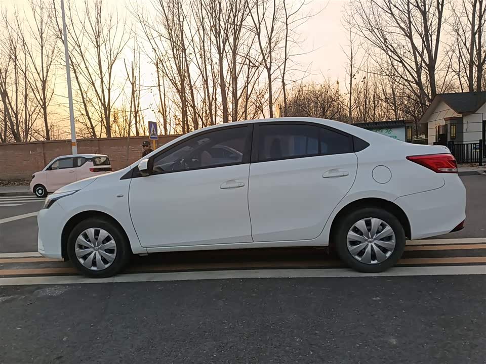 Toyota YARiS L to enjoy