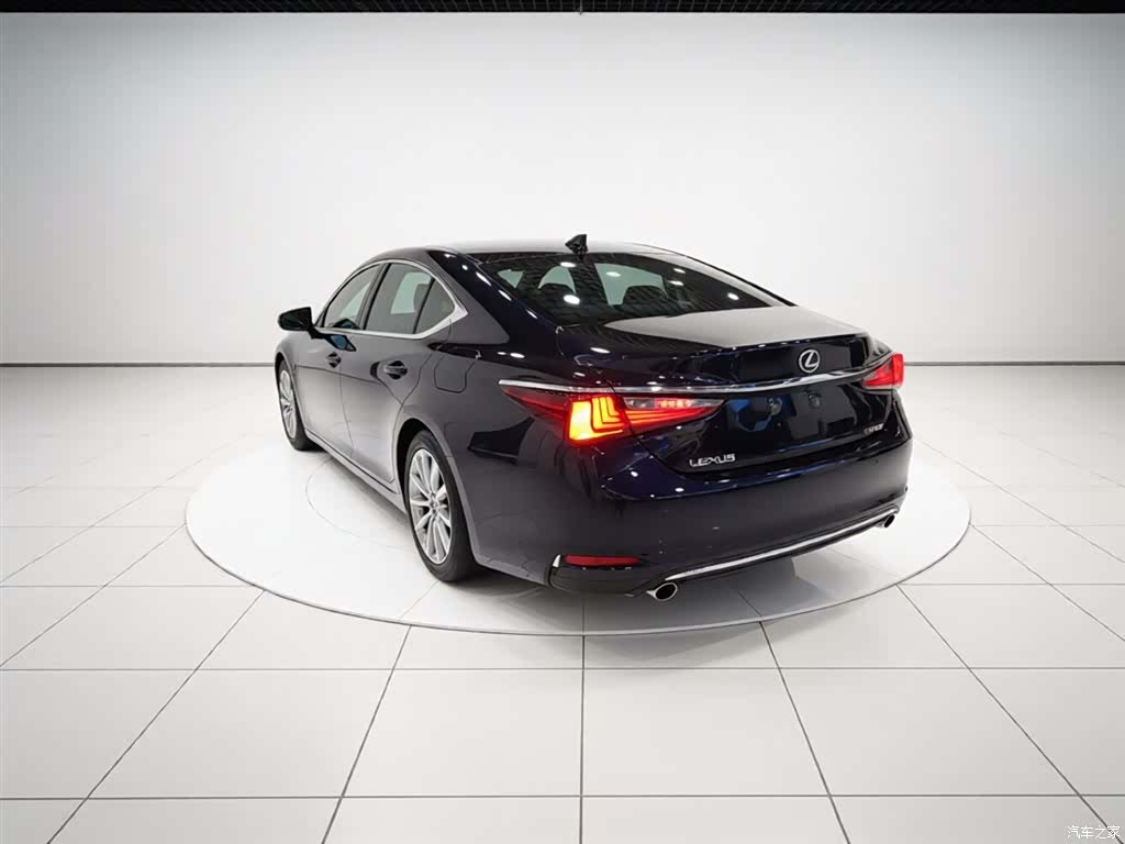 Lexus ES, 2023 все фото