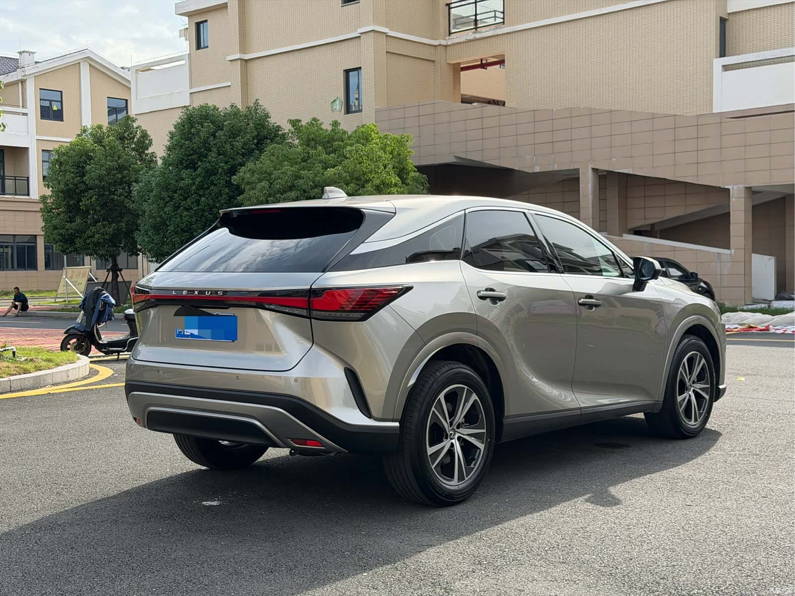 Lexus RX, 2025 4