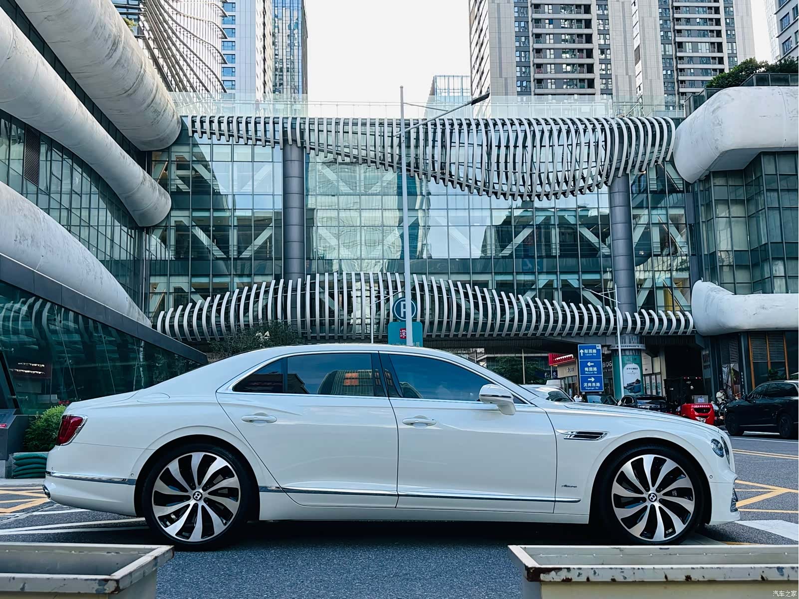 Bentley Flying Spur, 2023 8