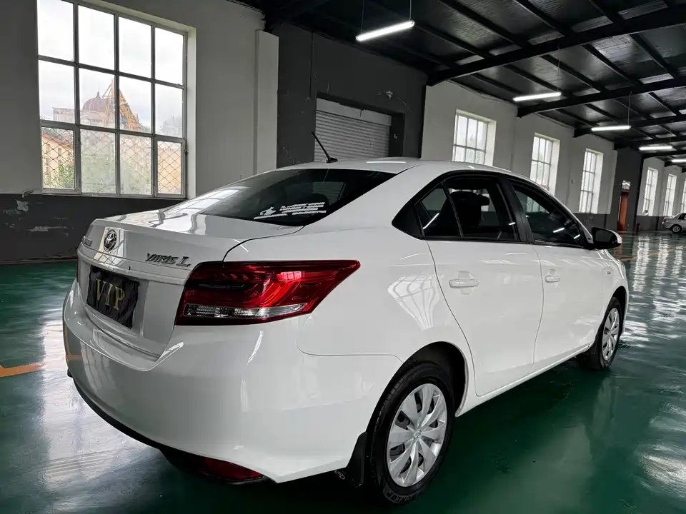 Toyota YARiS L to enjoy