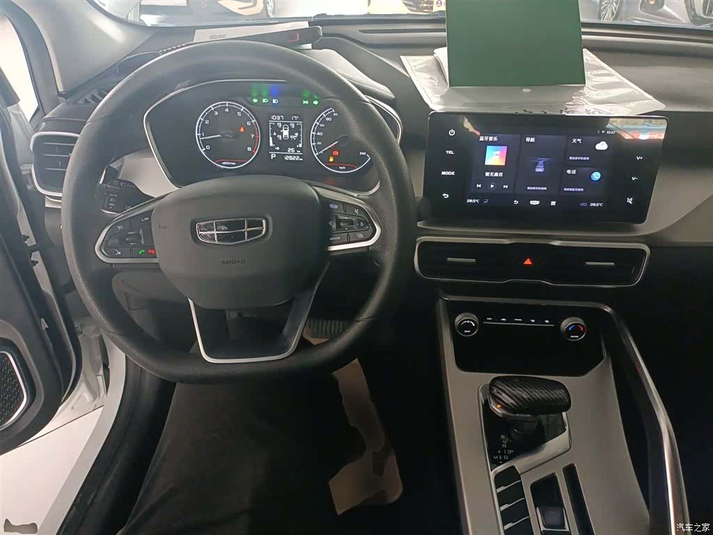 Geely Coolray, 2025 10