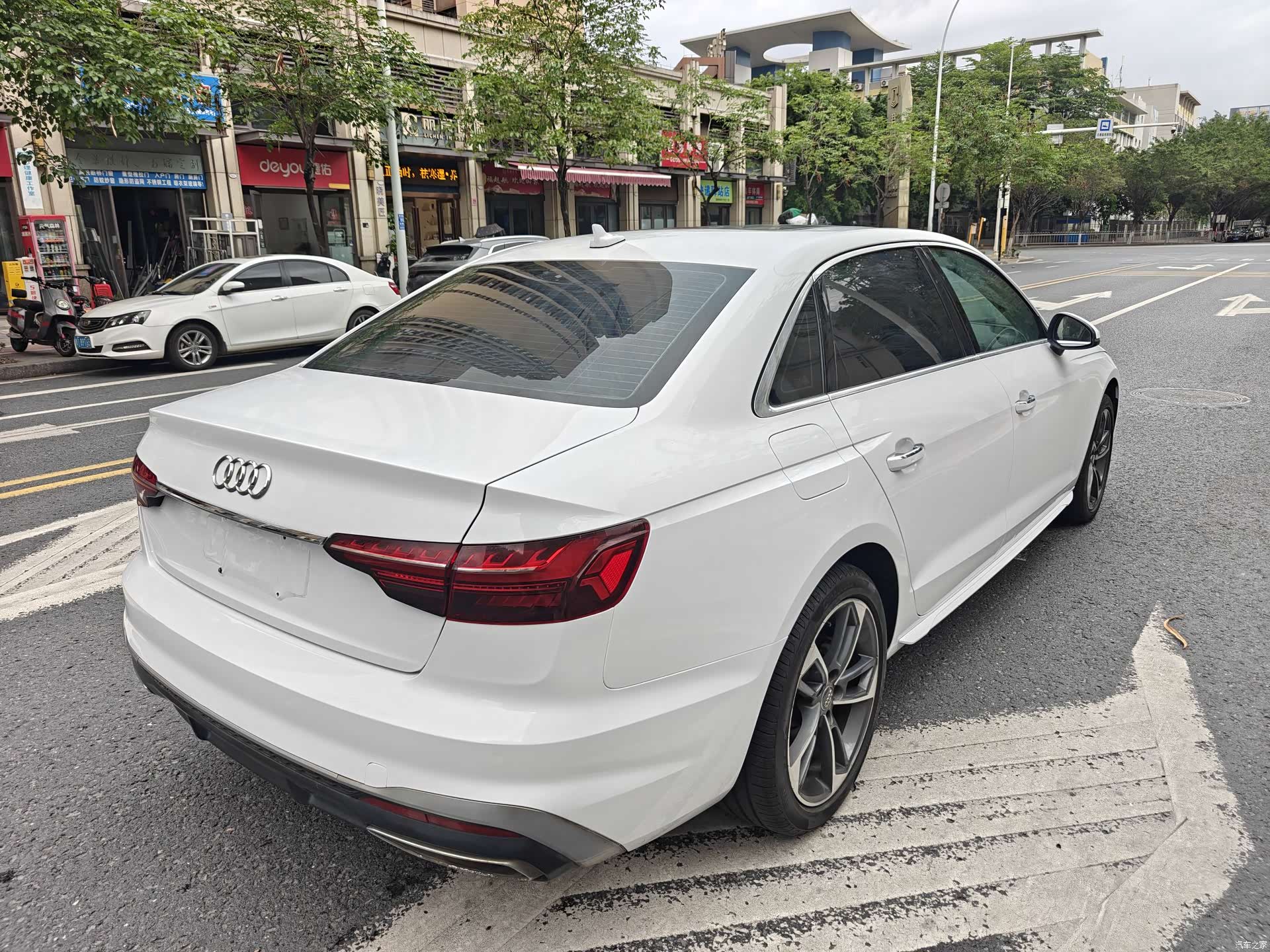 Audi A4L, 2021 все фото