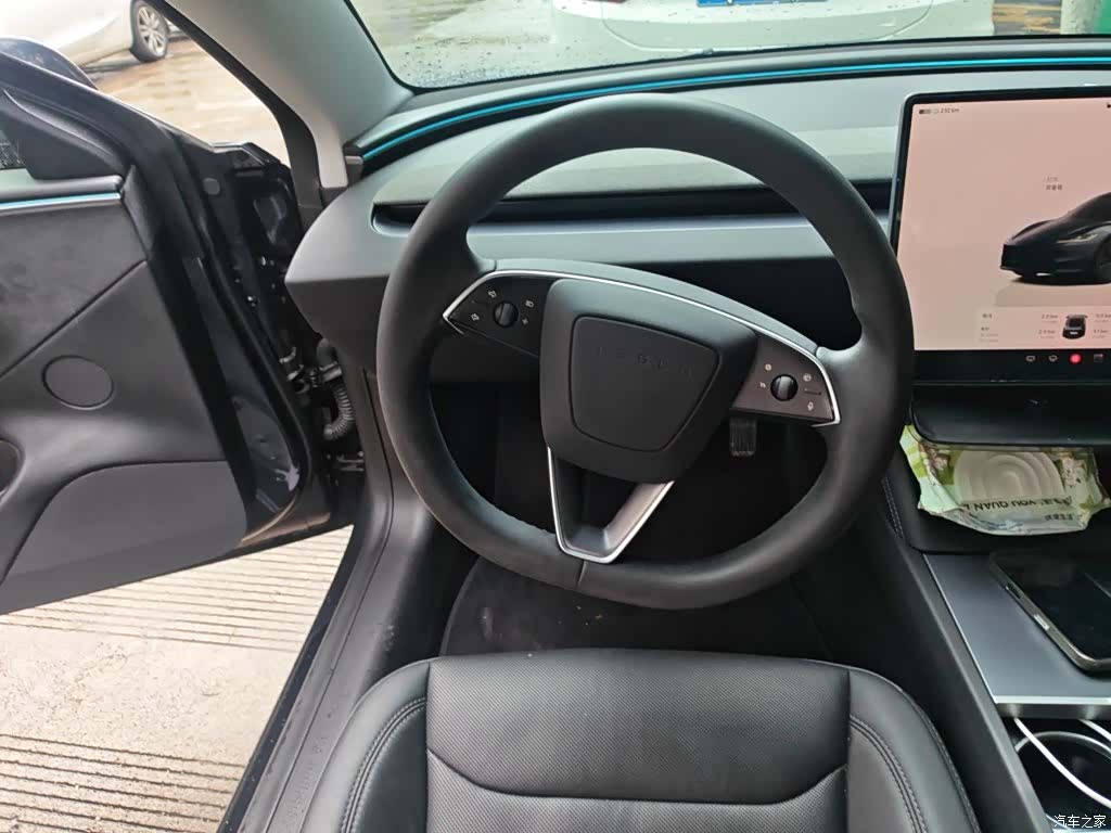 Tesla Model 3, 2025 3