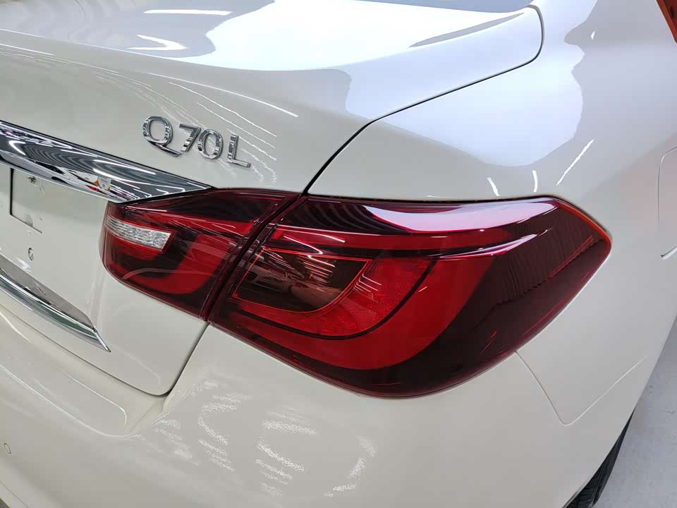 Infiniti Q70