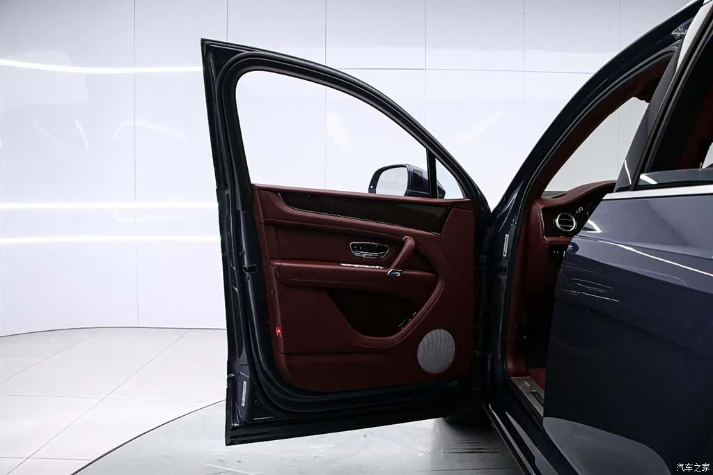 Bentley Bentayga, 2019 11