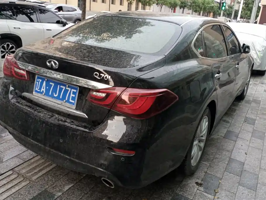 Infiniti Q70