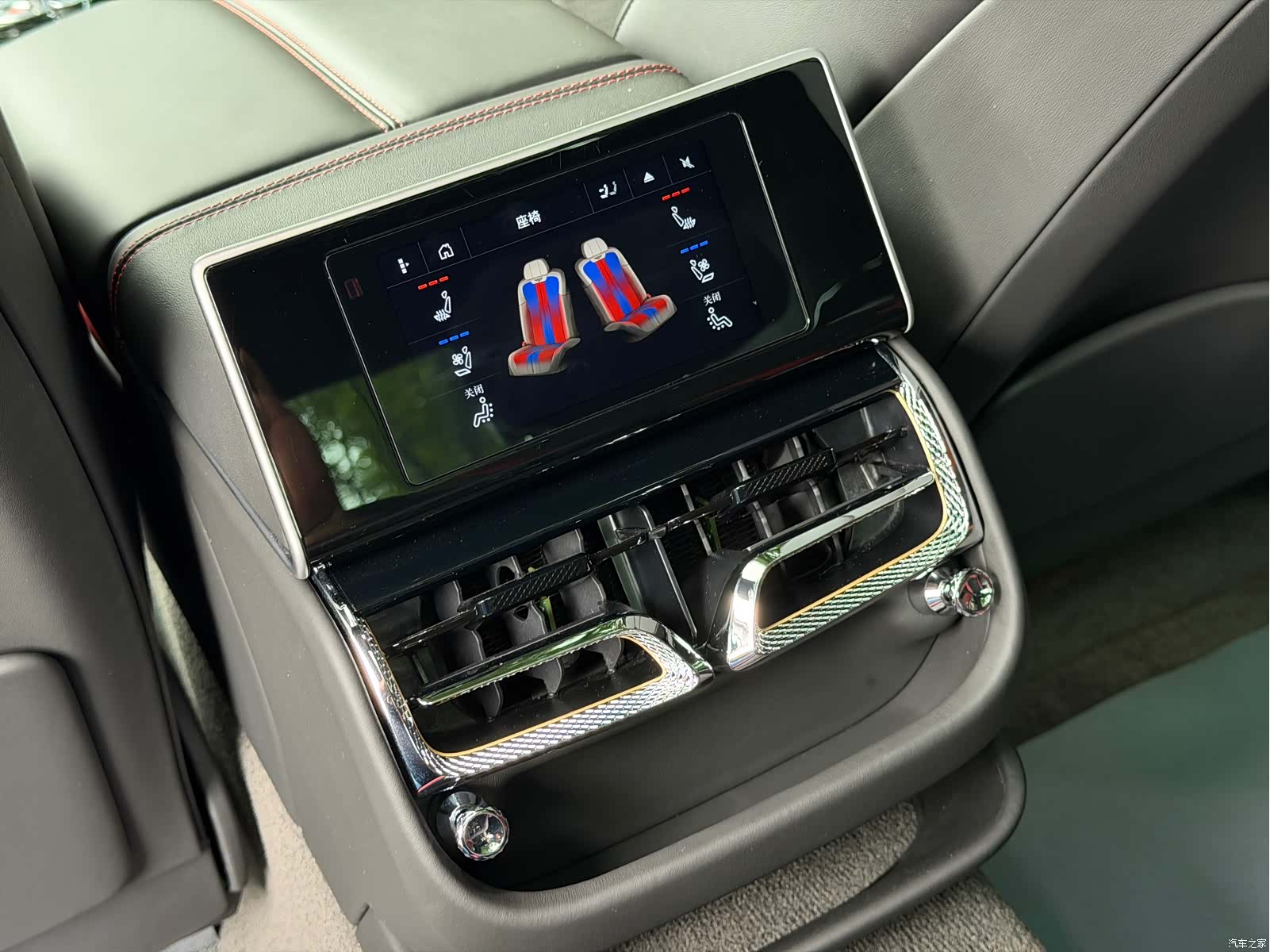 Bentley Flying Spur, 2024 11