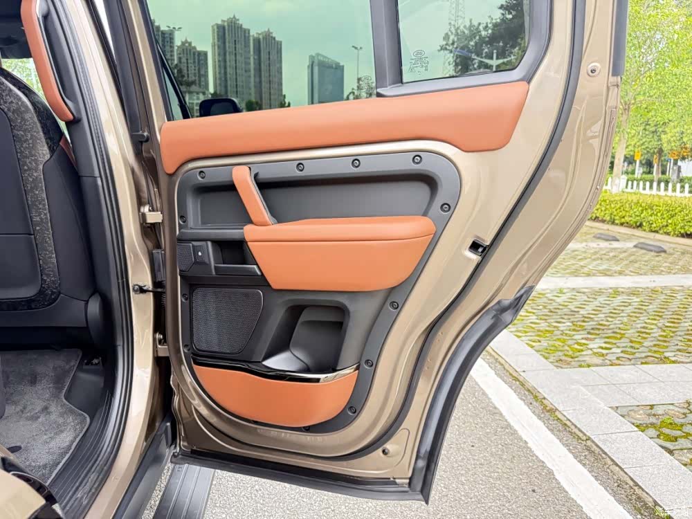 Land Rover Defender, 2026 21