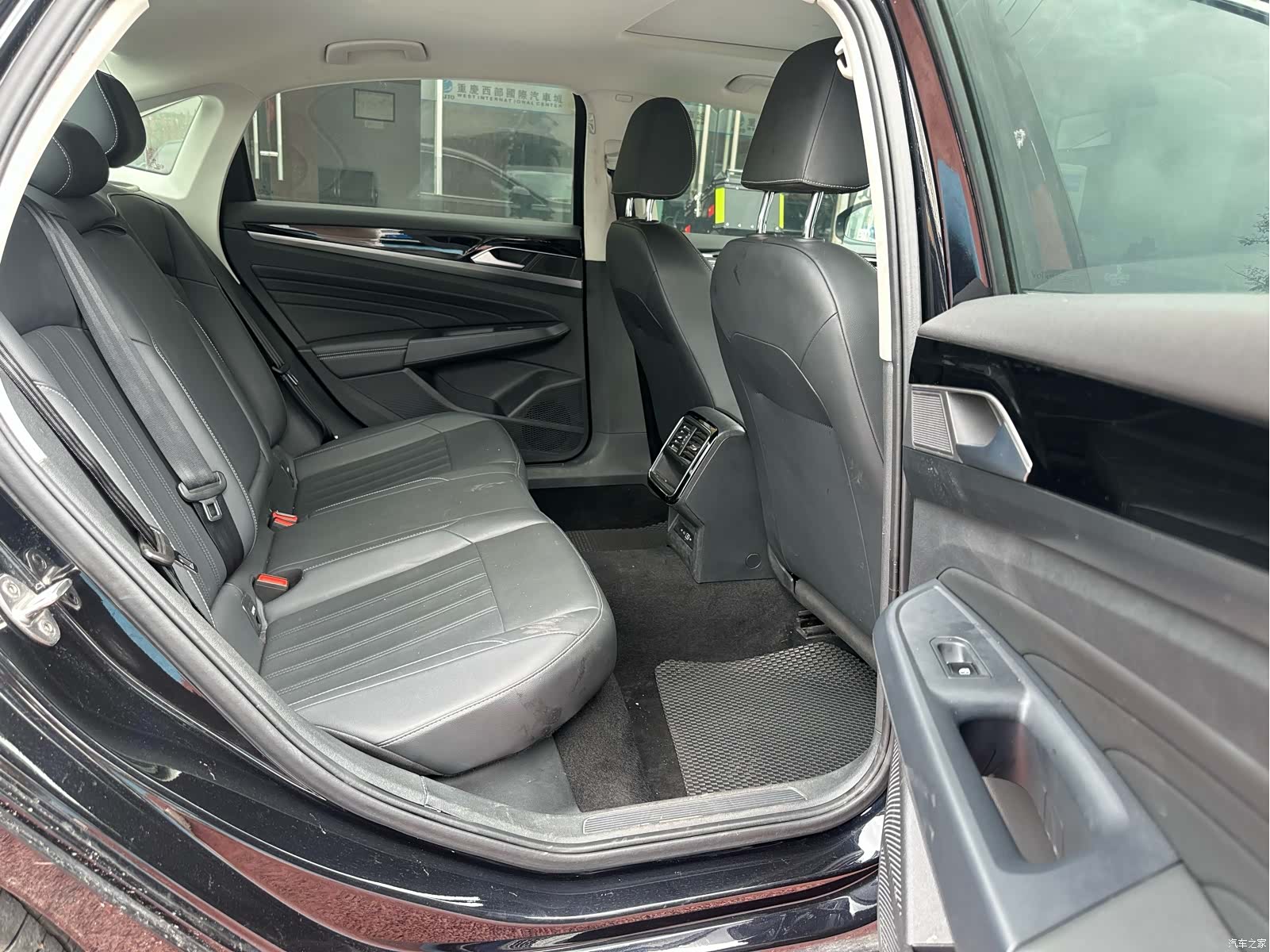 Volkswagen Passat, 2025 12