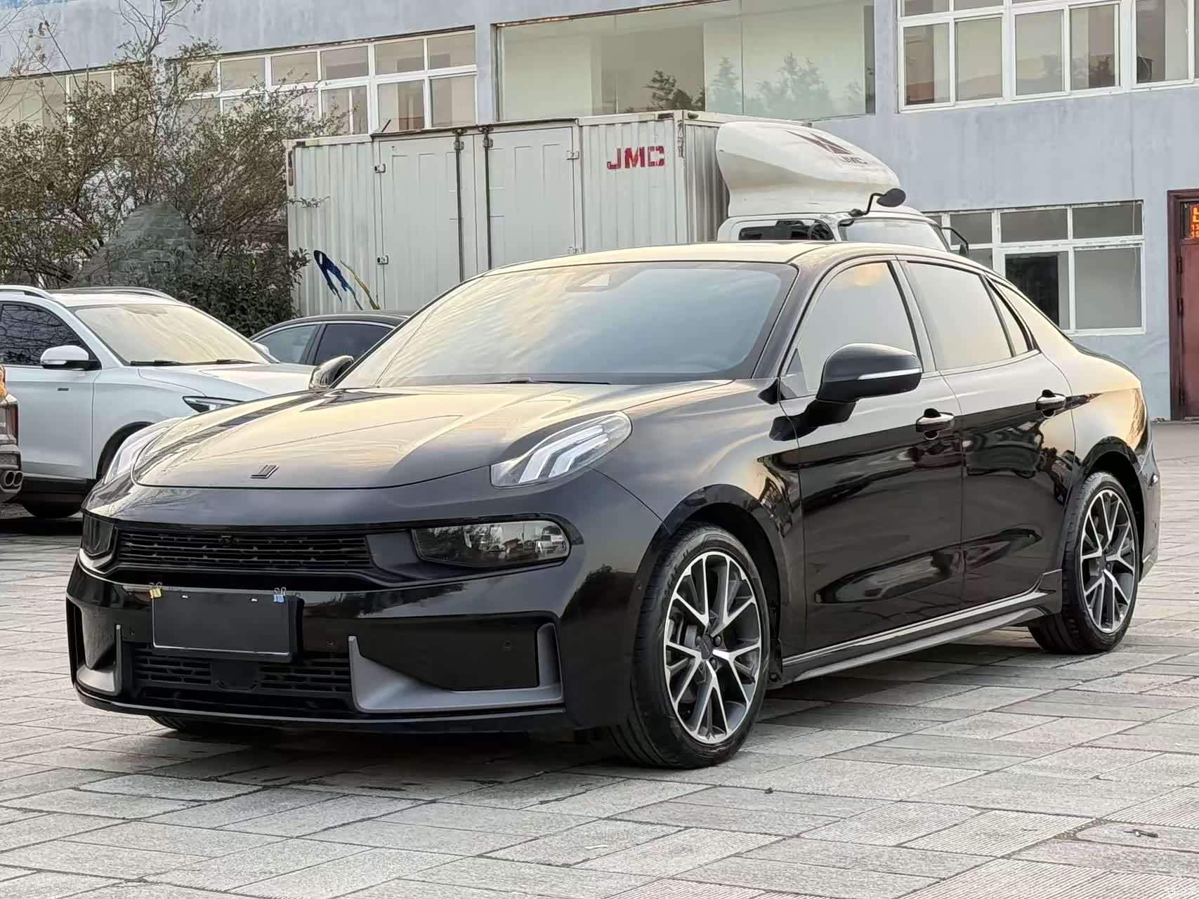 Lynk & Co 02