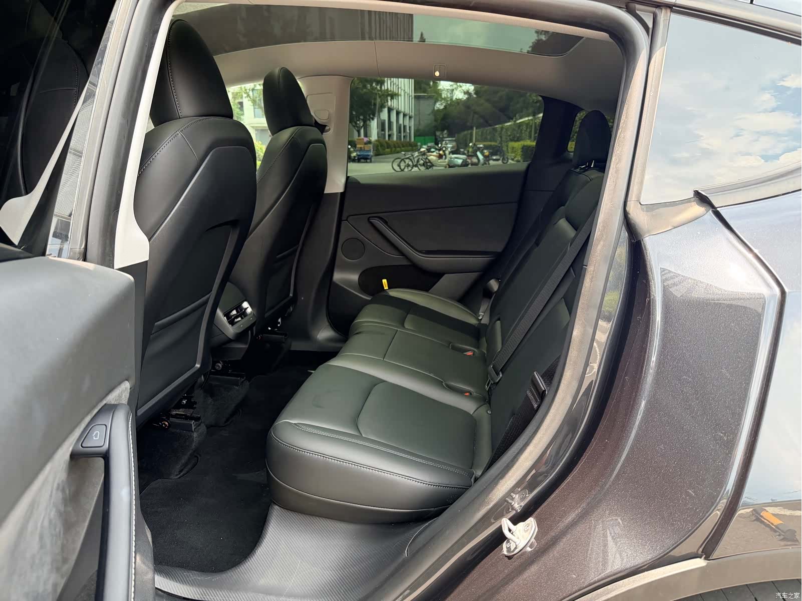Tesla Model Y, 2024 10