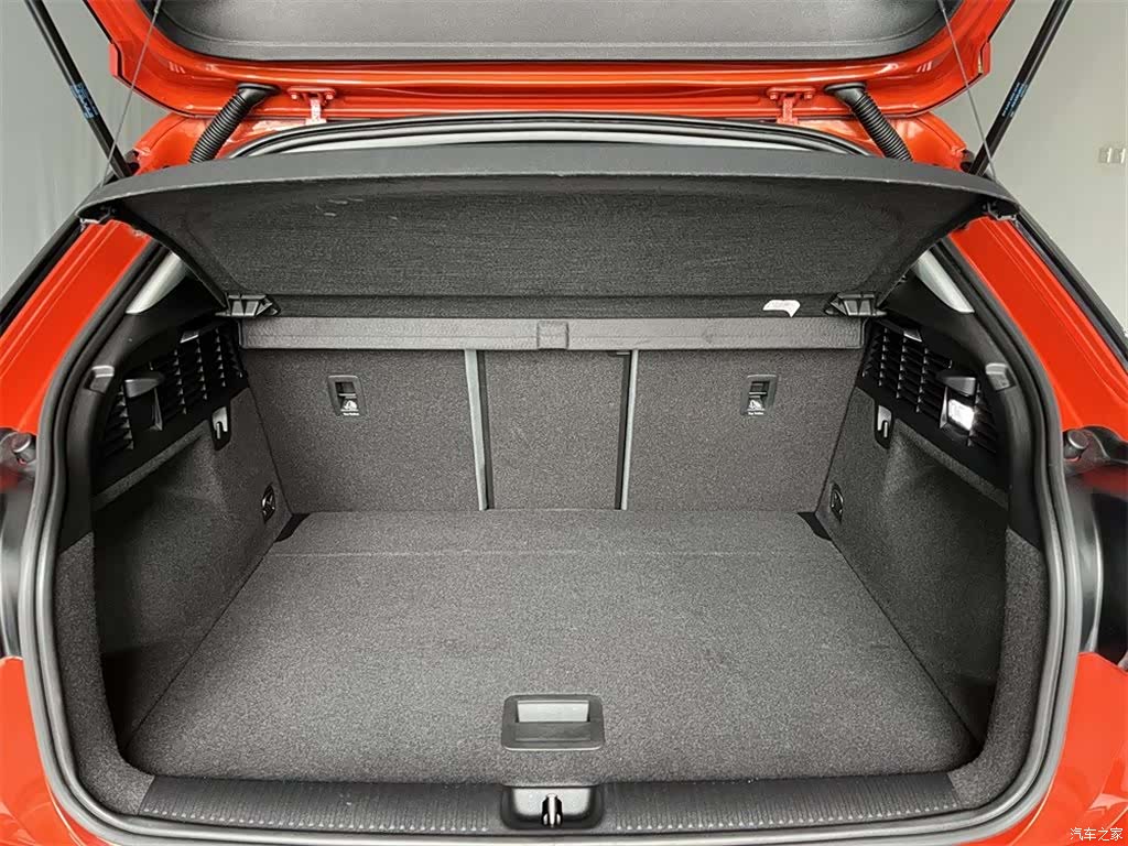 Audi Q2L, 2019 9