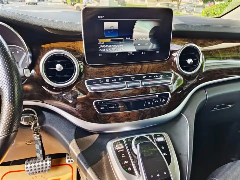 Mercedes-Benz V-class