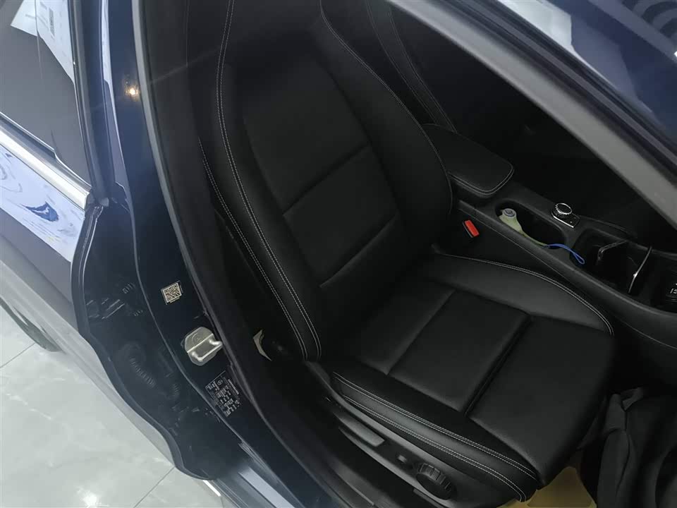 Mercedes-Benz GLA Mercedes-Benz GLA