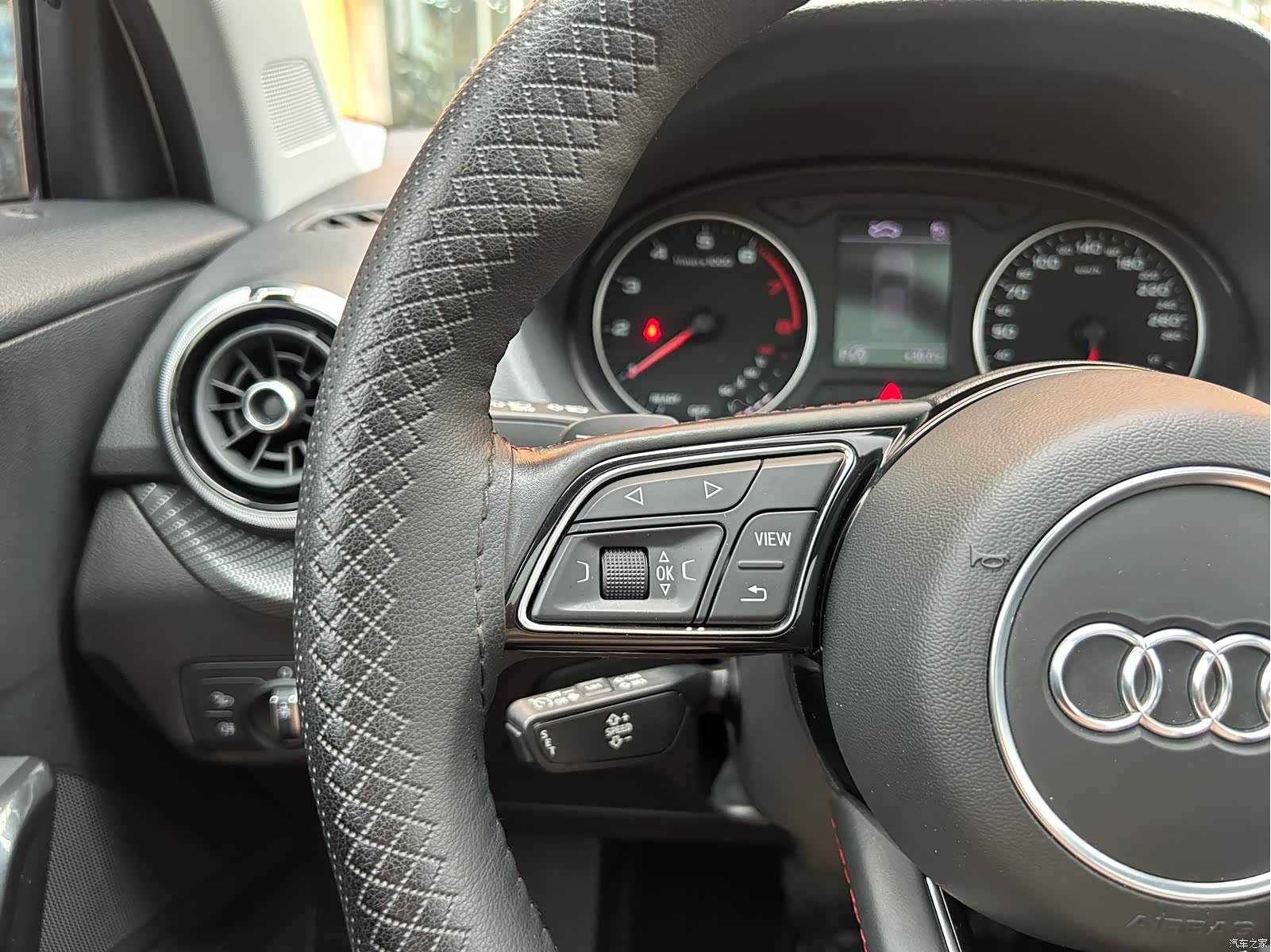 Audi Q2L, 2023 22