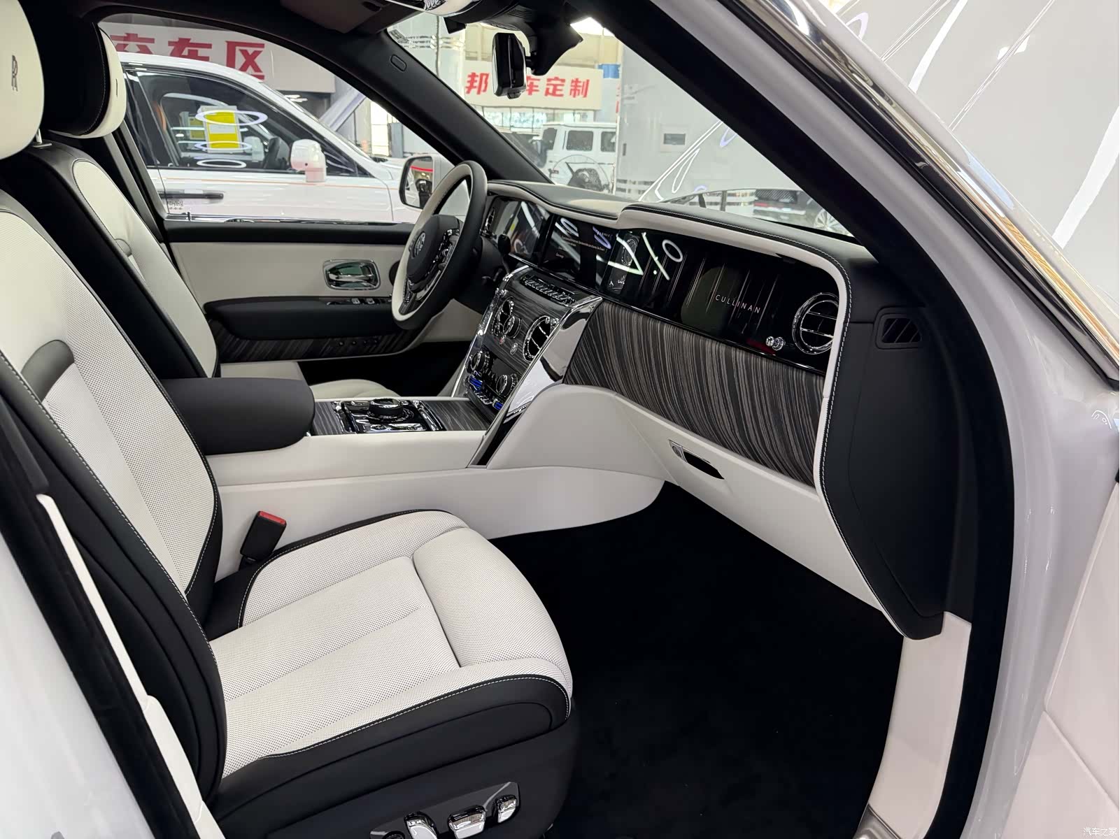 Rolls-Royce Cullinan, 2026 12