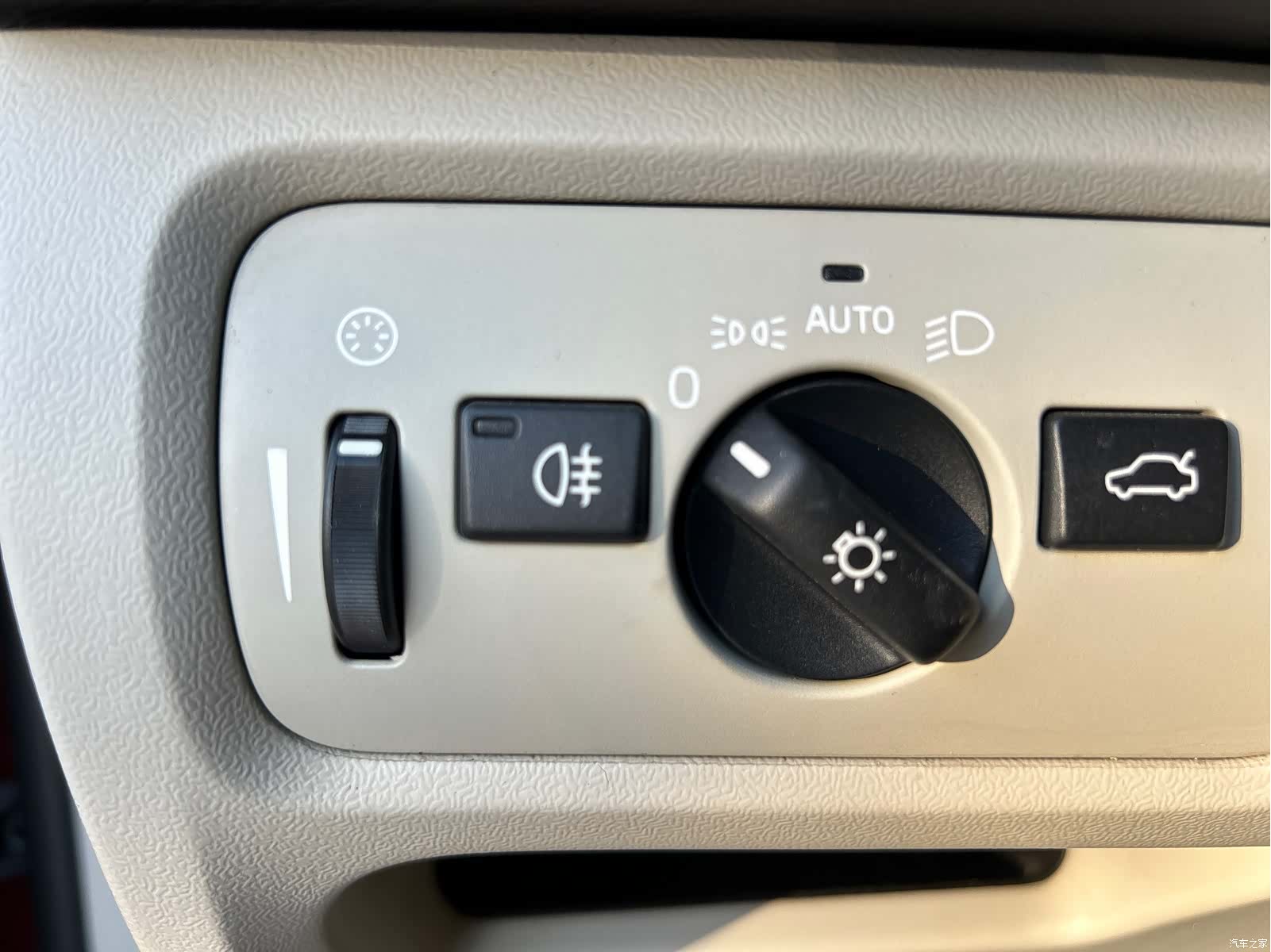Volvo V40, 2015 25