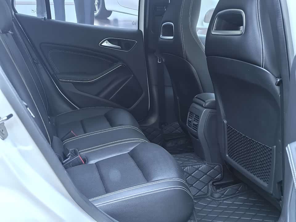 Mercedes-Benz GLA Mercedes-Benz GLA