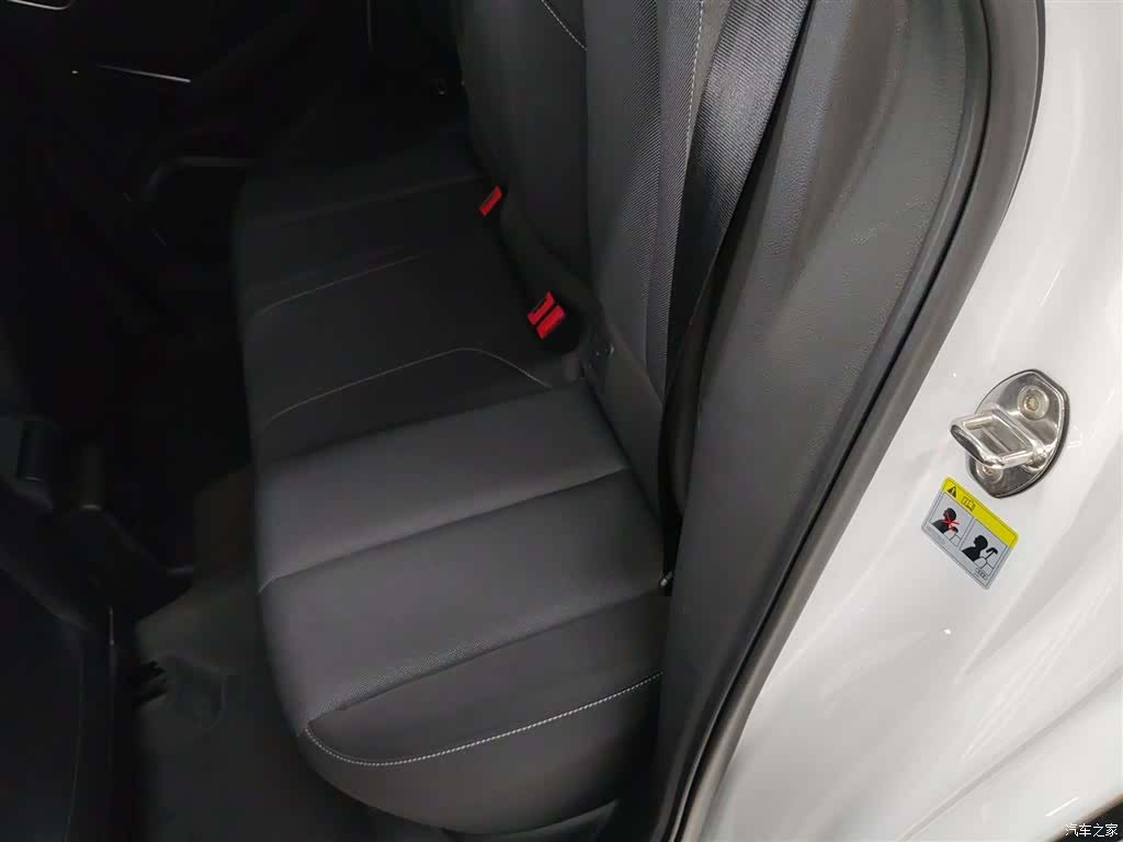 Audi Q2L, 2019 14
