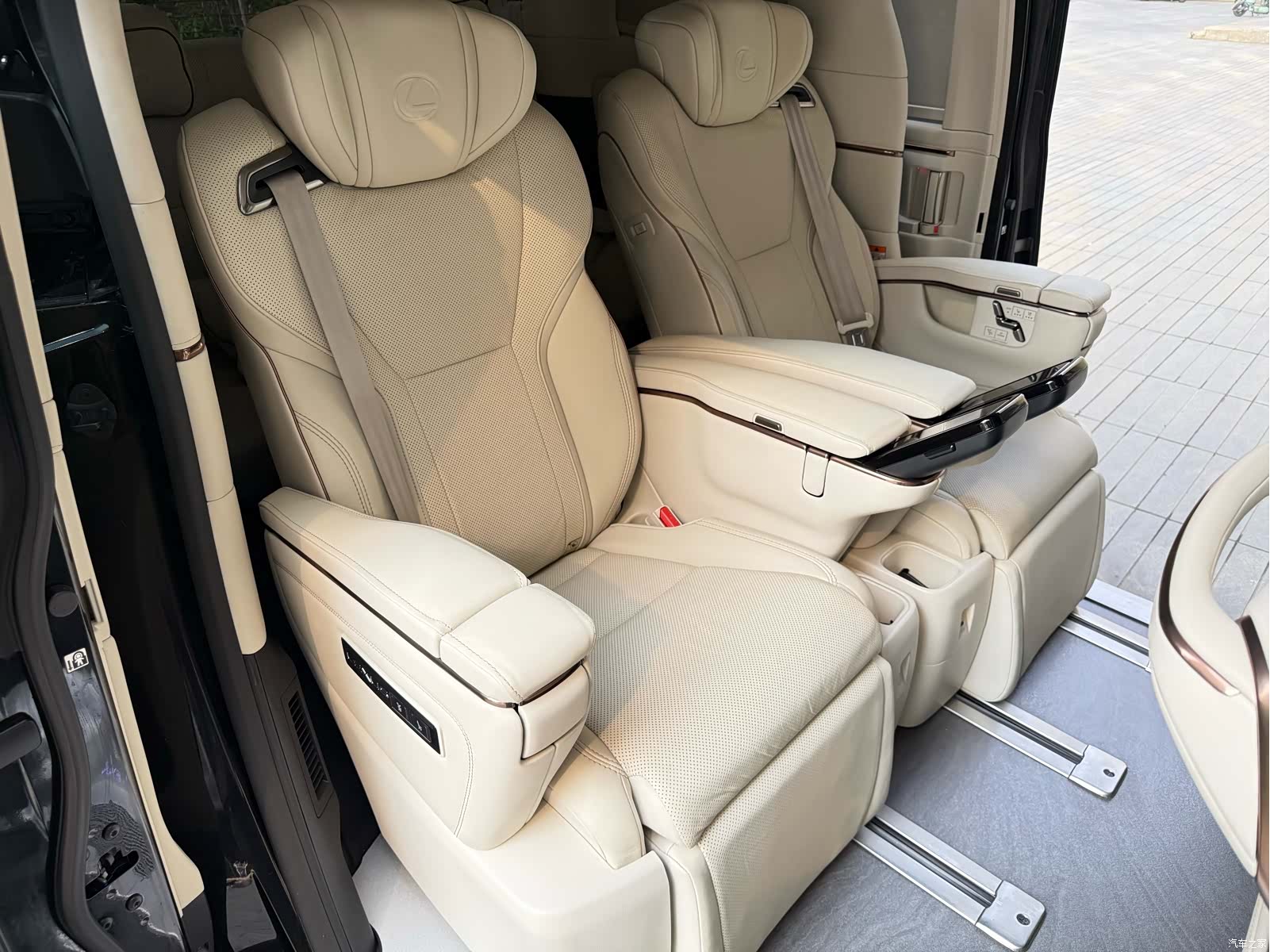 Lexus LM, 2024 11