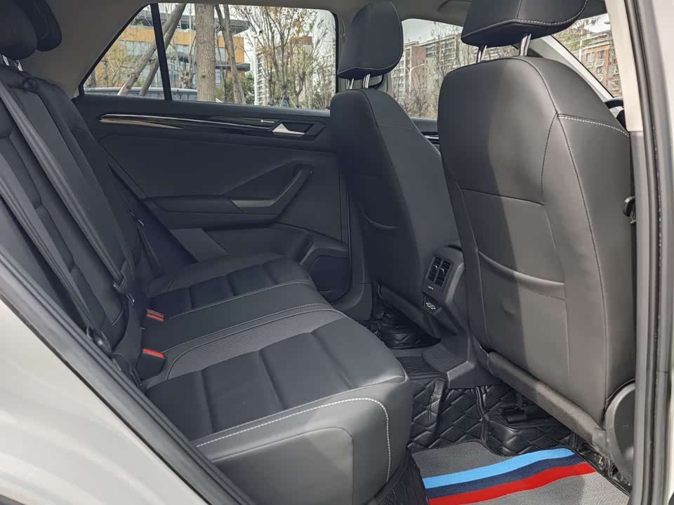 Volkswagen T-ROC exploring Songs