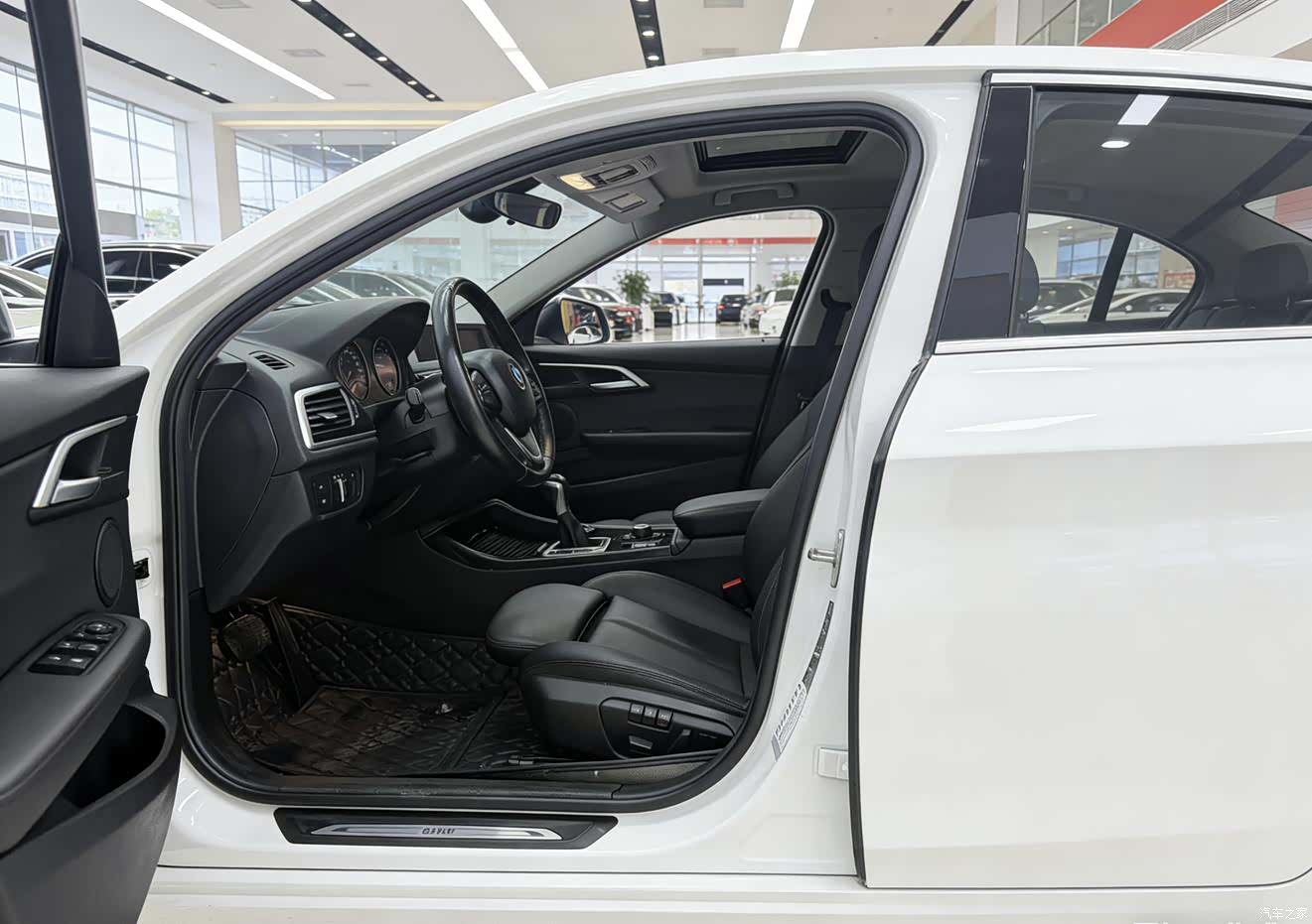 BMW 1 Series, 2018 все фото