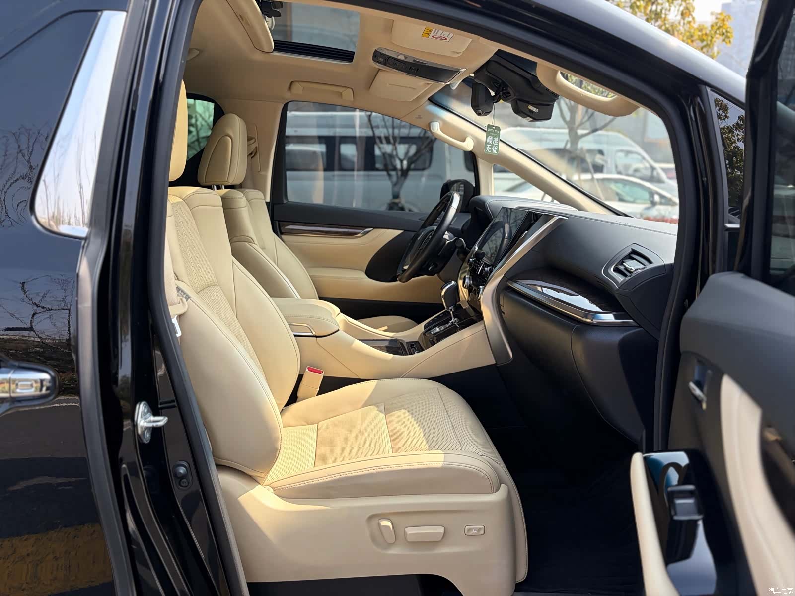 Toyota Alphard, 2022 13