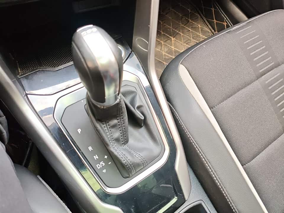 Volkswagen T-ROC exploring Songs