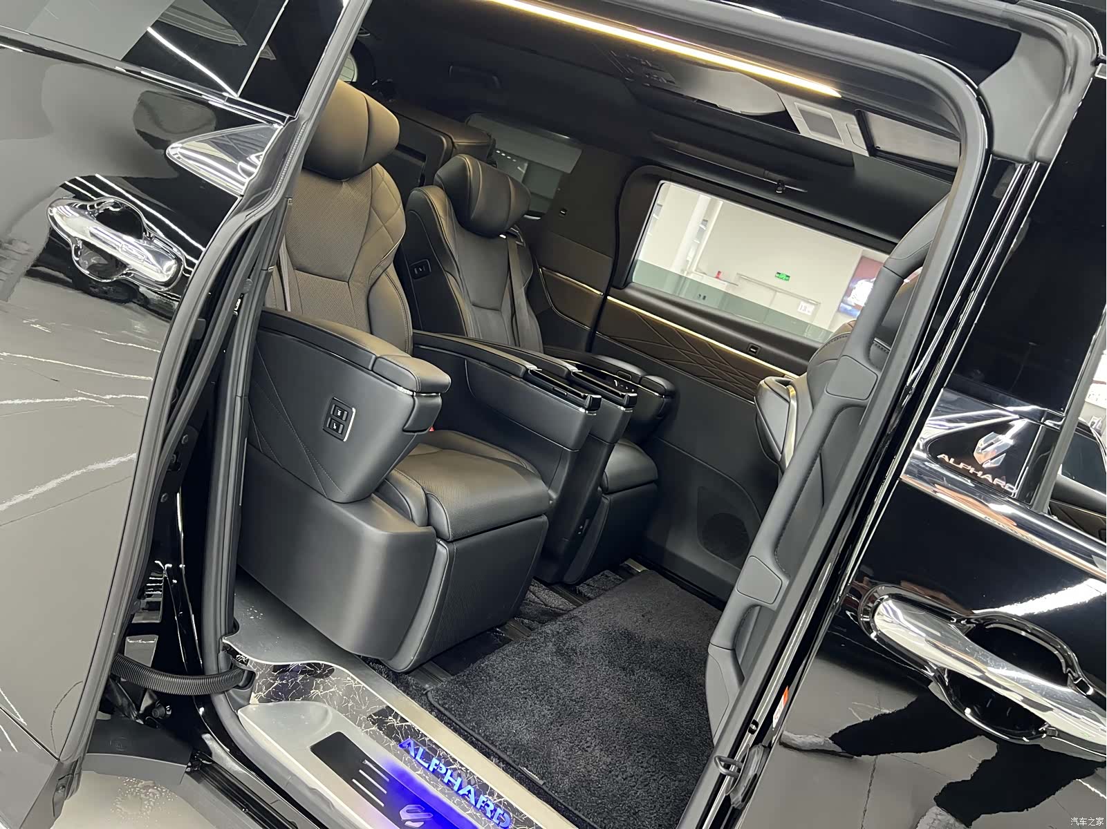 Toyota Alphard, 2026 13