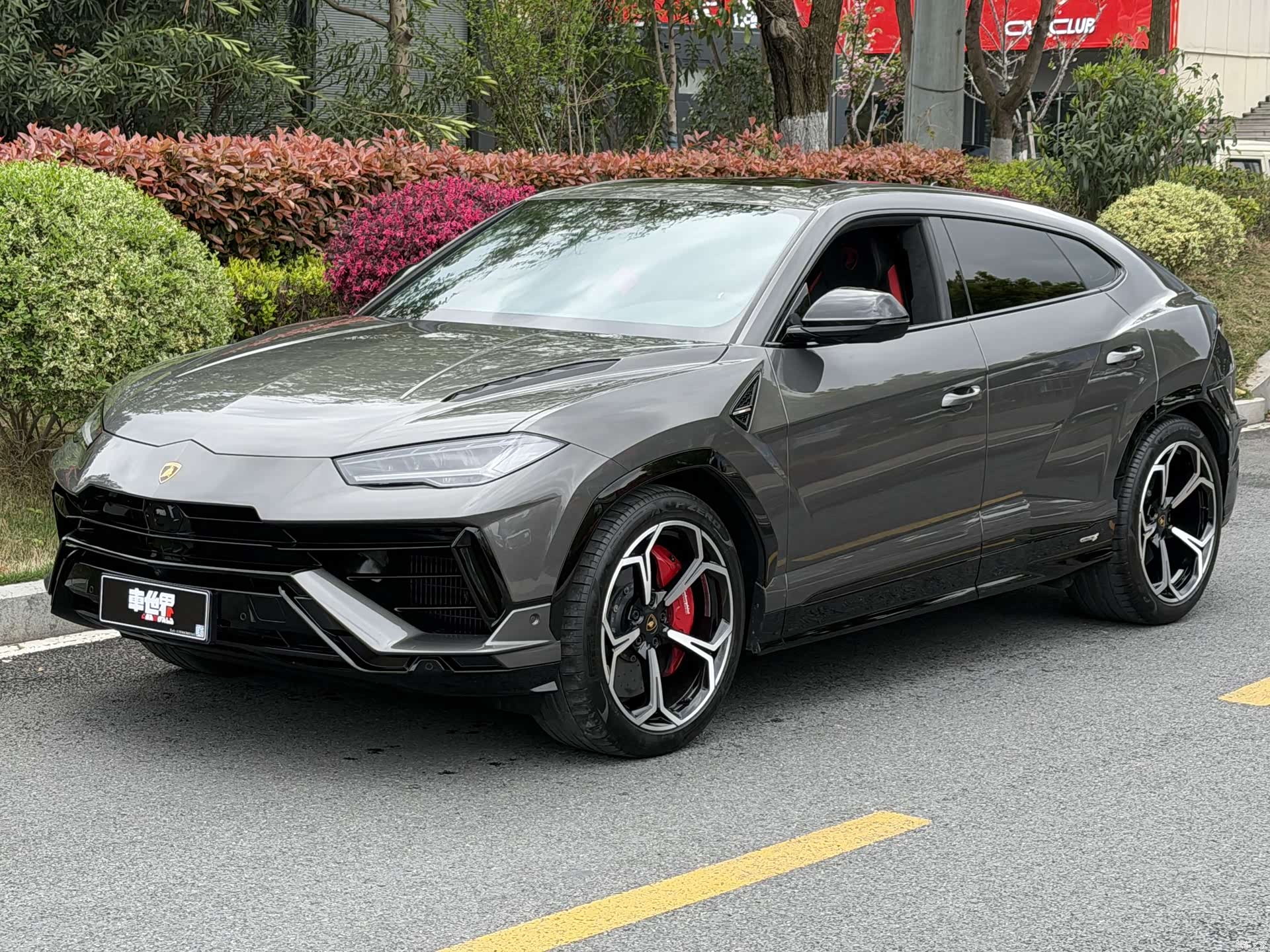 Lamborghini Urus, 2023 1