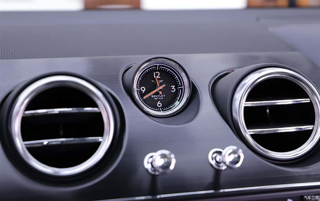 Bentley Bentayga, 2018 13