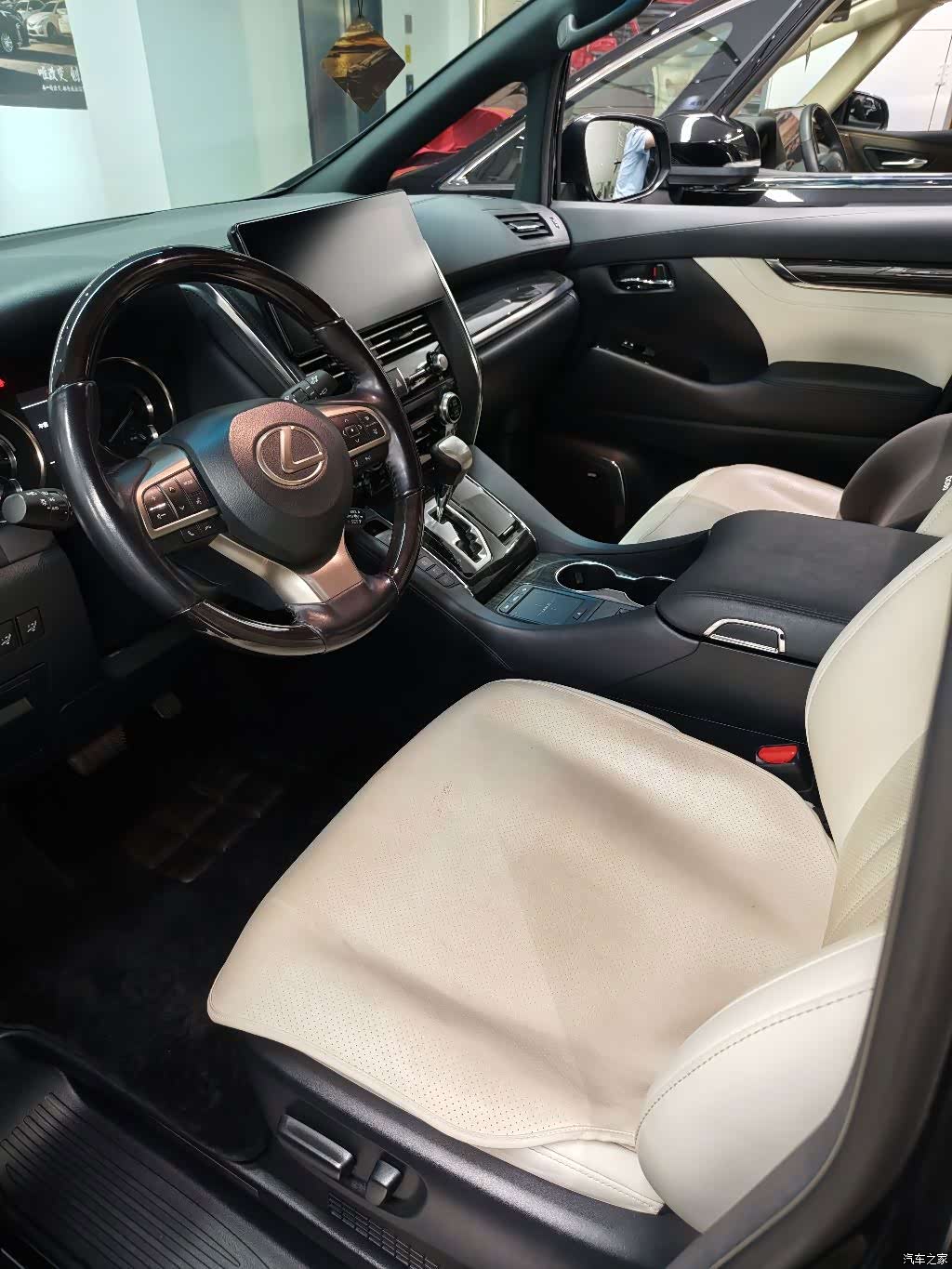 Lexus LM, 2022 7