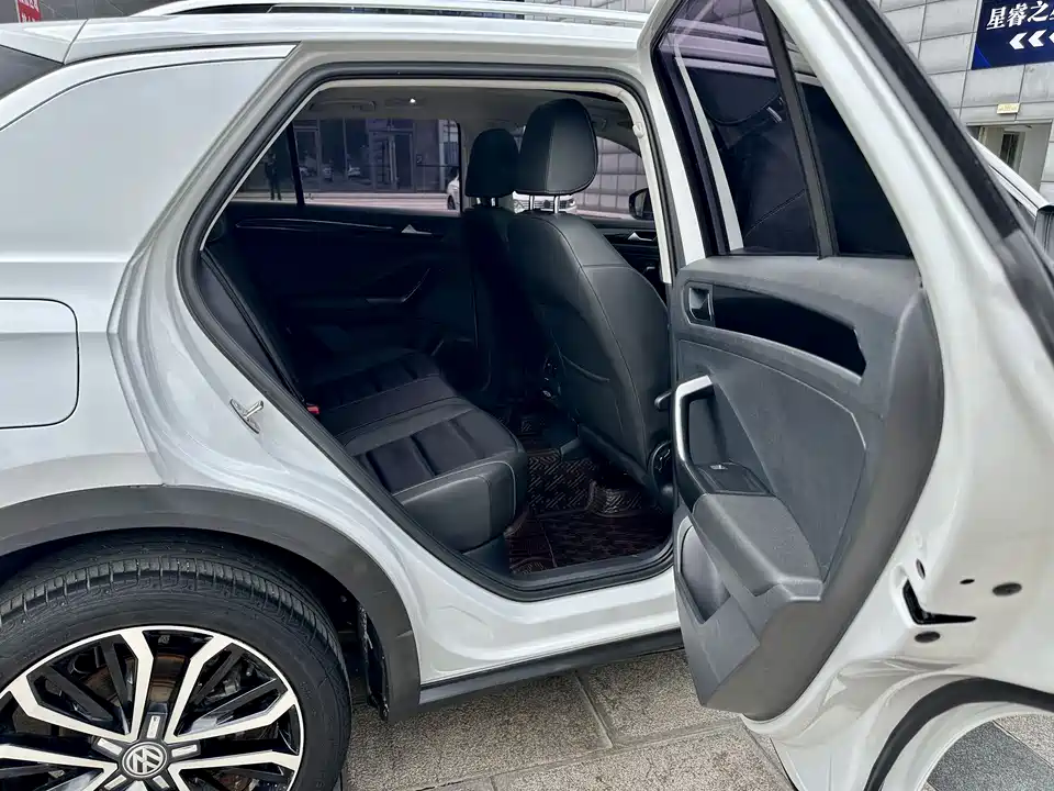 Volkswagen T-ROC exploring Songs