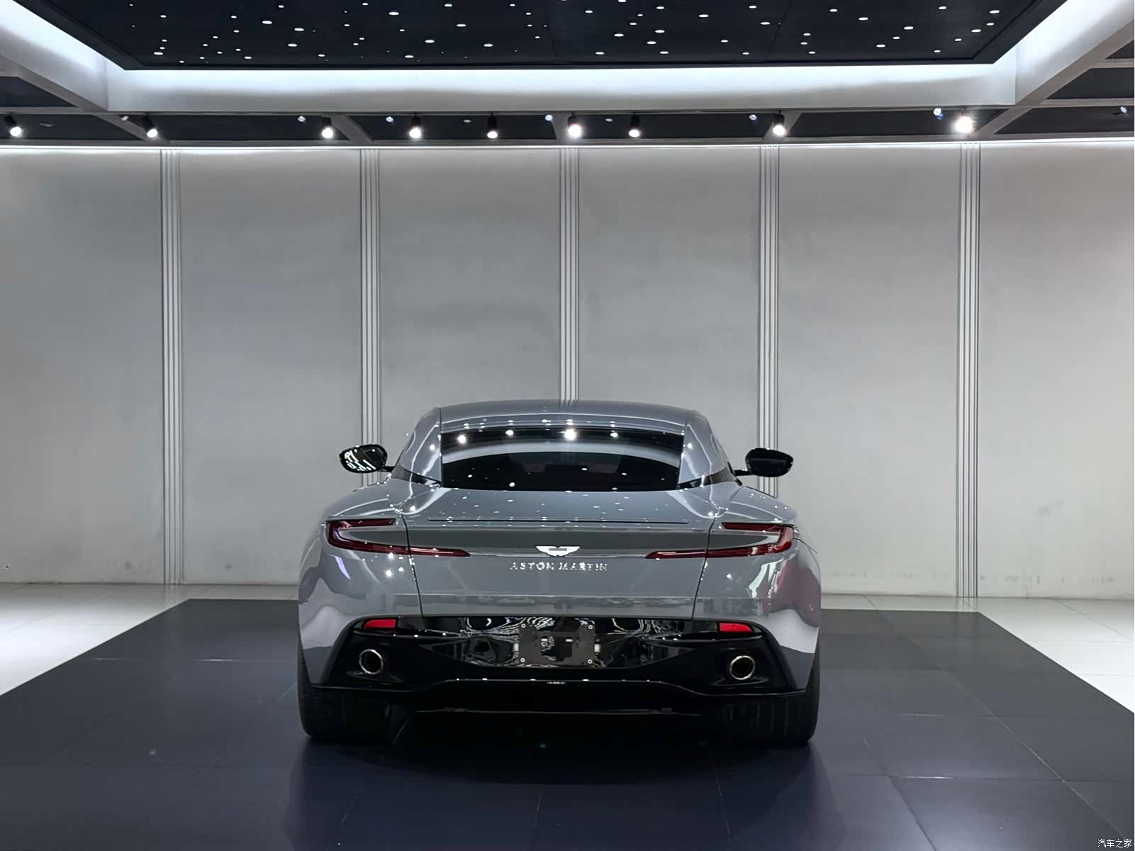 Aston Martin DB11, 2023 8