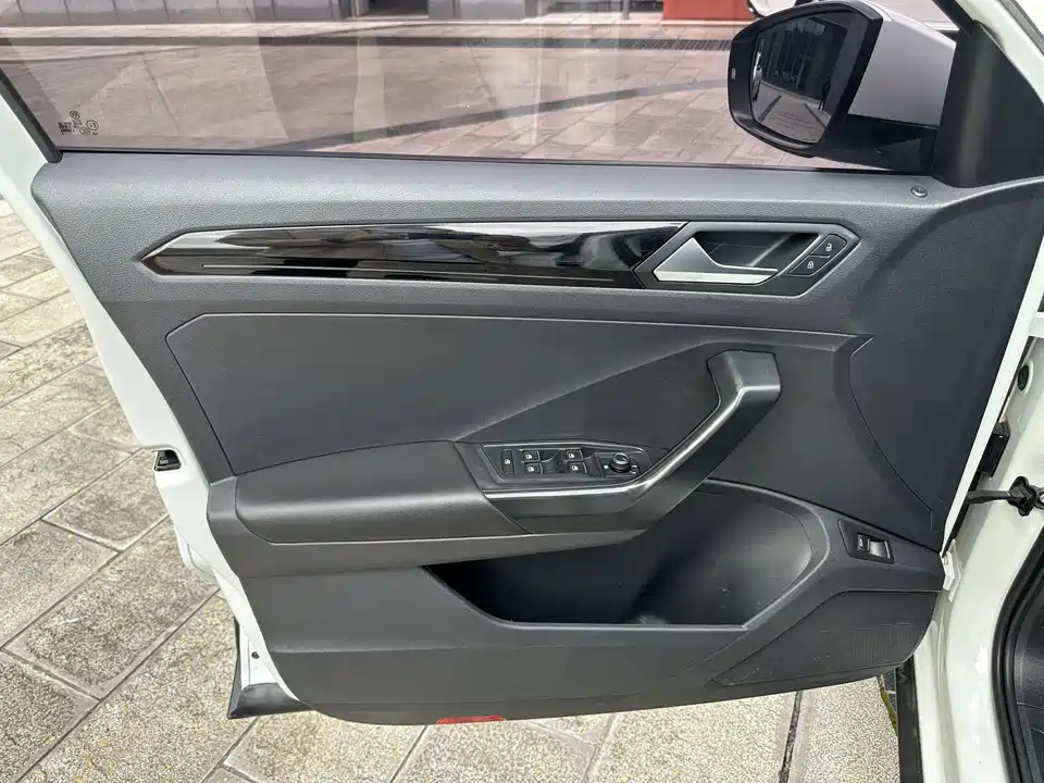 Volkswagen T-ROC exploring Songs