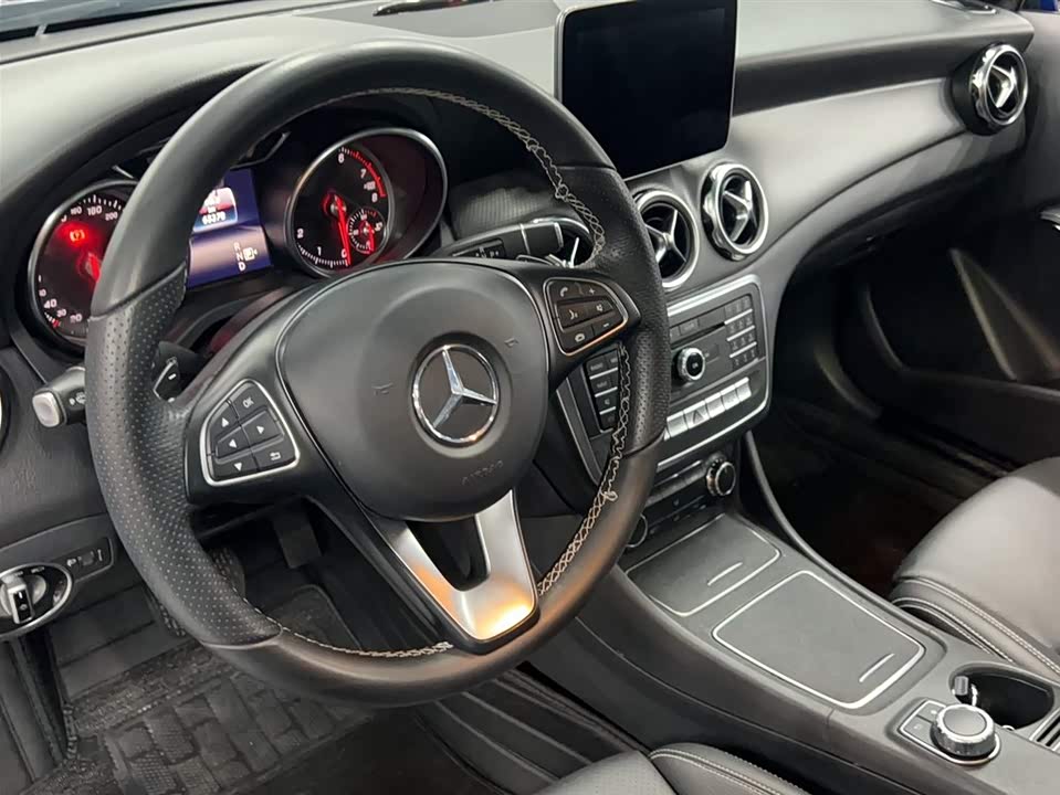 Mercedes-Benz GLA Mercedes-Benz GLA