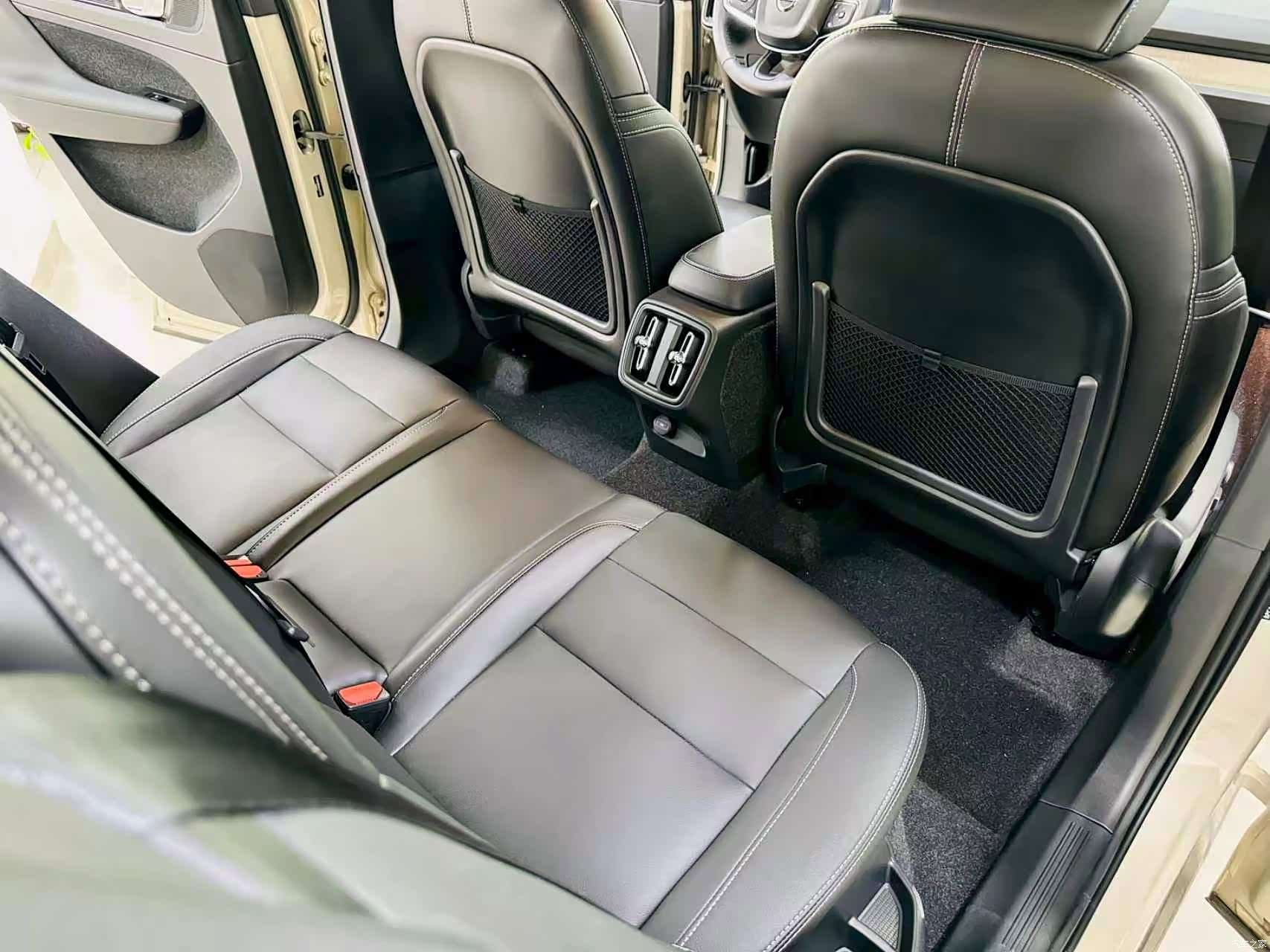 Volvo XC40, 2024 14