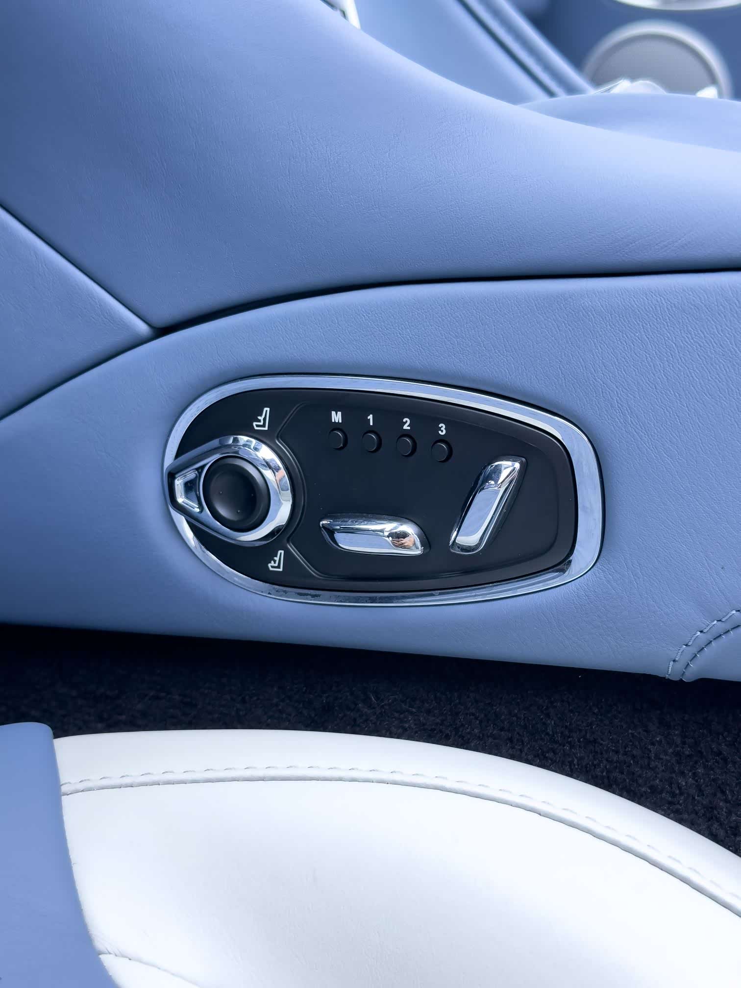 Aston Martin DB11, 2023 25
