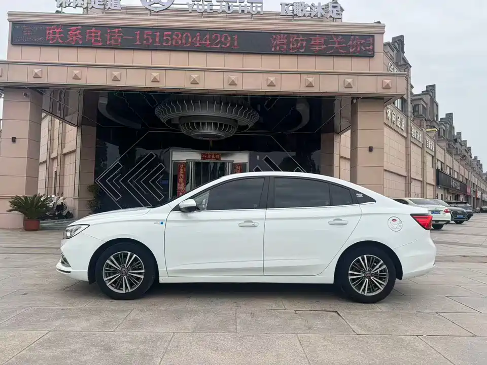Roewe i5