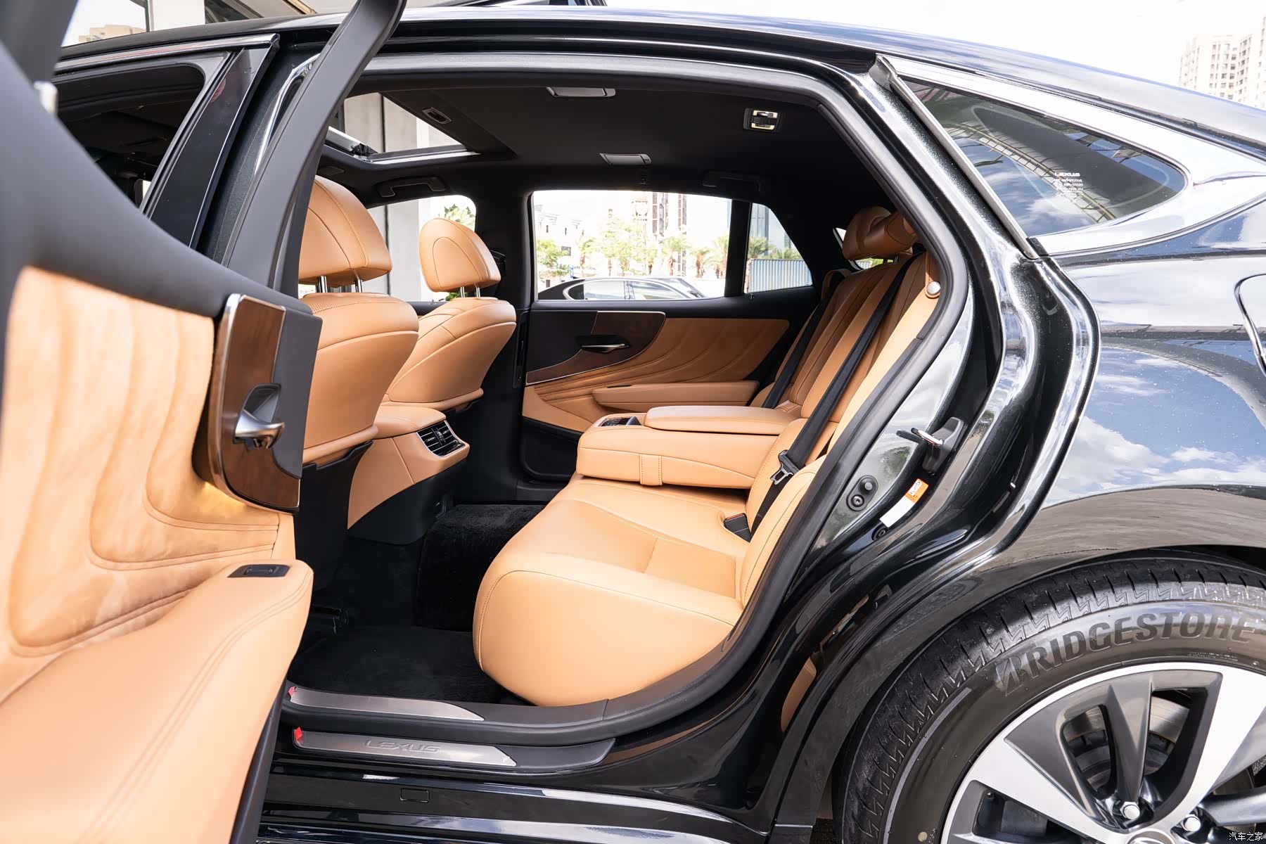 Lexus LS, 2023 10