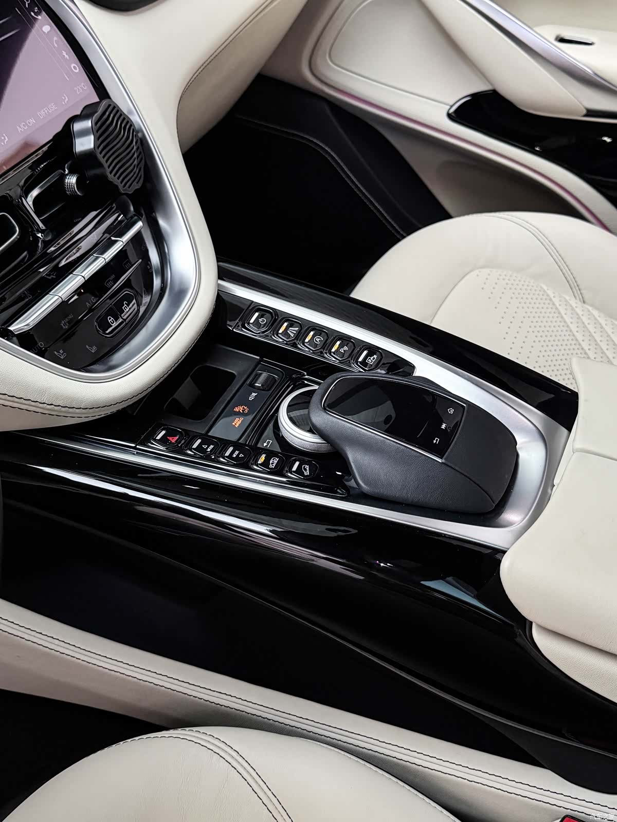 Aston Martin DBX, 2023 11